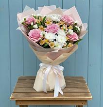 Букет цветов из:  Гвоздики, Орхидеи и Розы в Оренбург