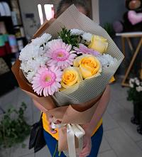 Букет цветов из:  Герберы, Розы и Хризантемы в Оренбург
