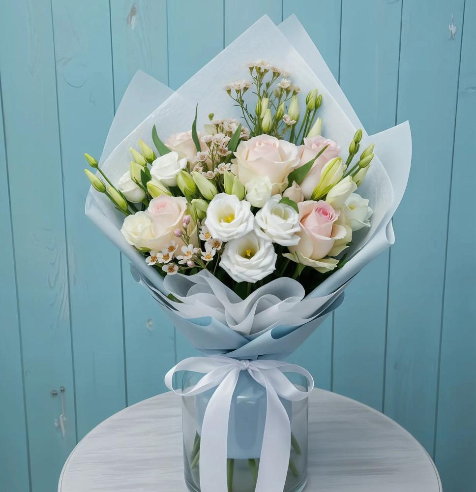 Букет цветов из: Розы и Лизиантусы в Оренбург