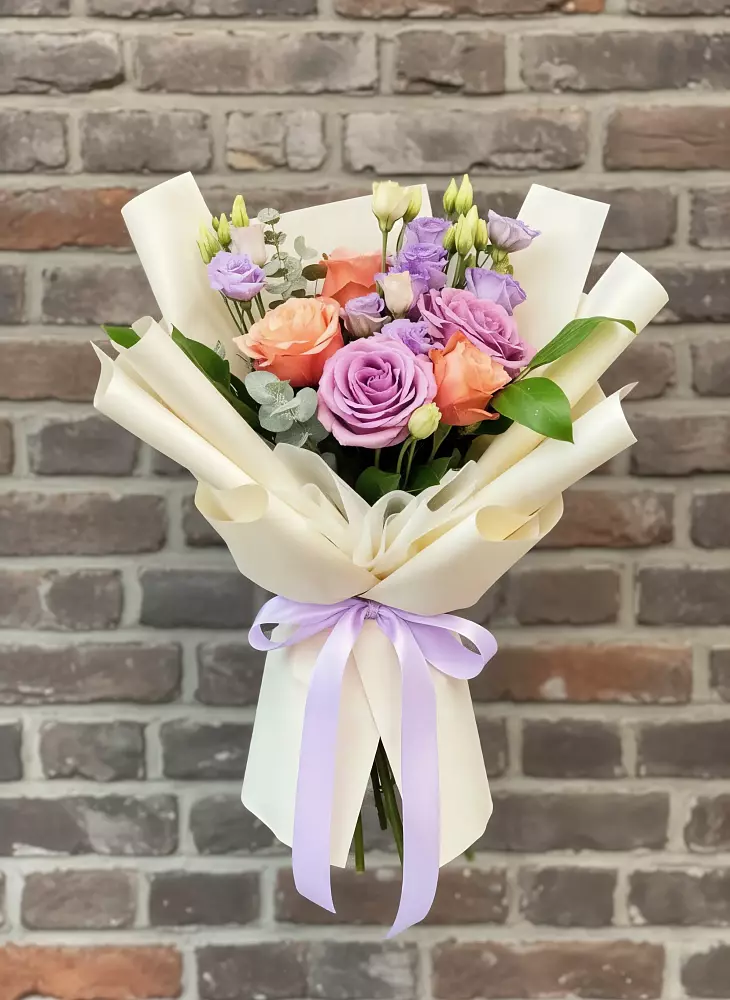 Букет цветов из: Лизиантусы и Розы в Оренбург