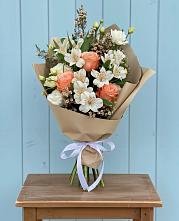 Букет цветов из:  Альстромерии, Лизиантусы, Розы и Хризантемы в Оренбург