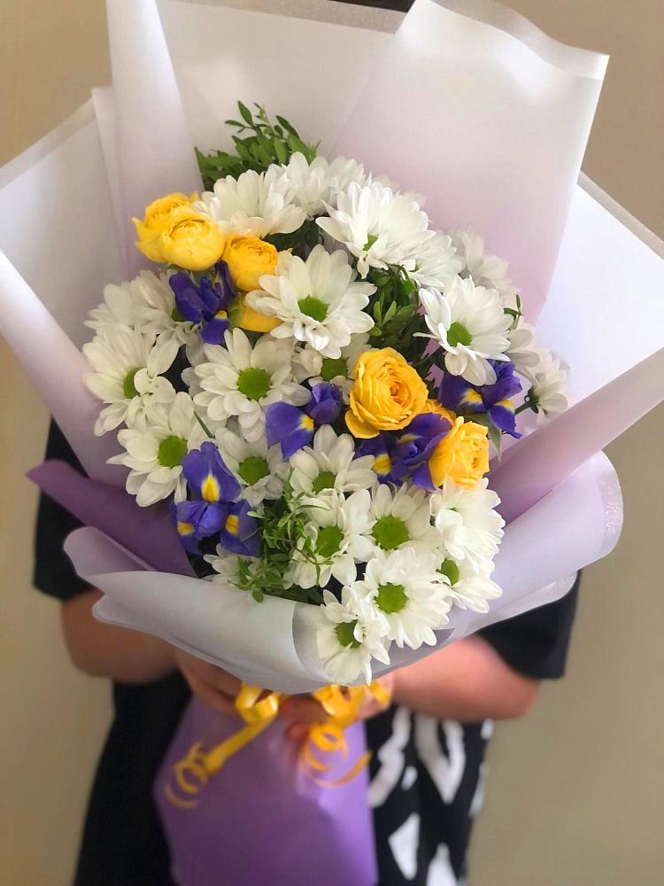 Букет цветов из: Ирисы, Хризантемы и Розы в Оренбург