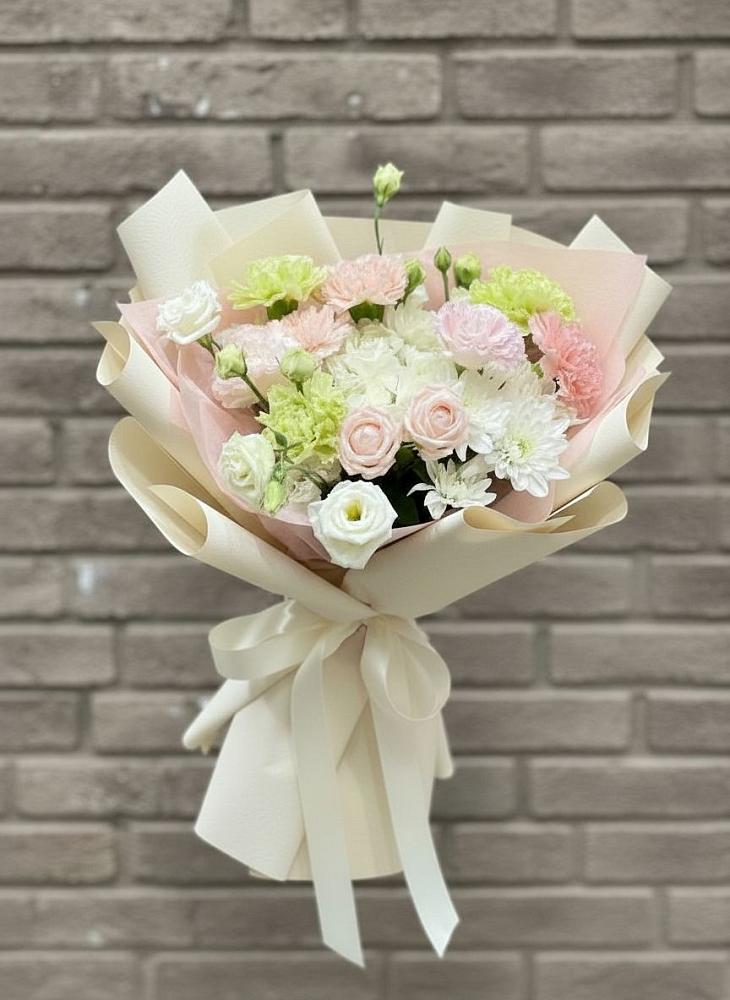 Букет цветов из: Гвоздики, Розы, Лизиантусы и Хризантемы в Оренбург