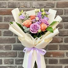 Букет цветов из:  Лизиантусы и Розы в Оренбург