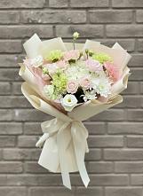 Букет цветов из:  Гвоздики, Розы, Лизиантусы и Хризантемы в Оренбург