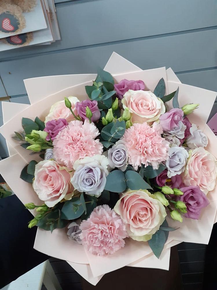 Букет цветов из: Розы, Гвоздики и Лизиантусы в Оренбург