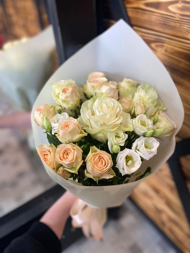 Букет цветов из: Розы и Лизиантусы в Оренбург