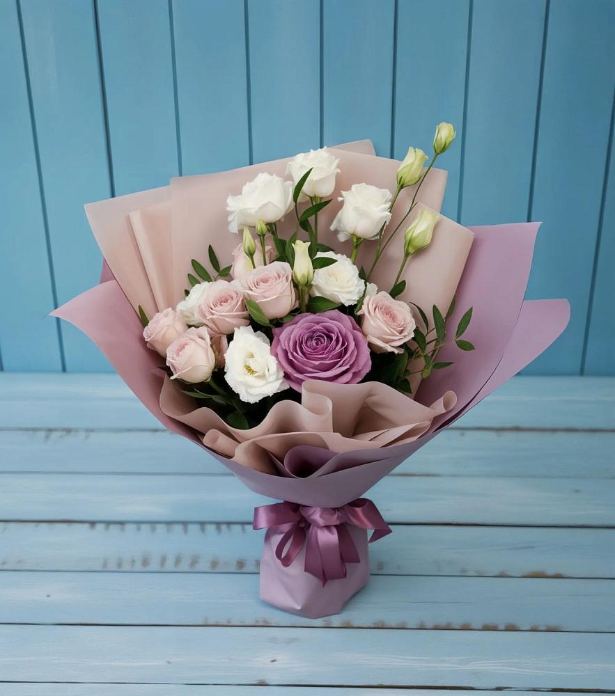 Букет цветов из: Розы и Лизиантусы в Оренбург